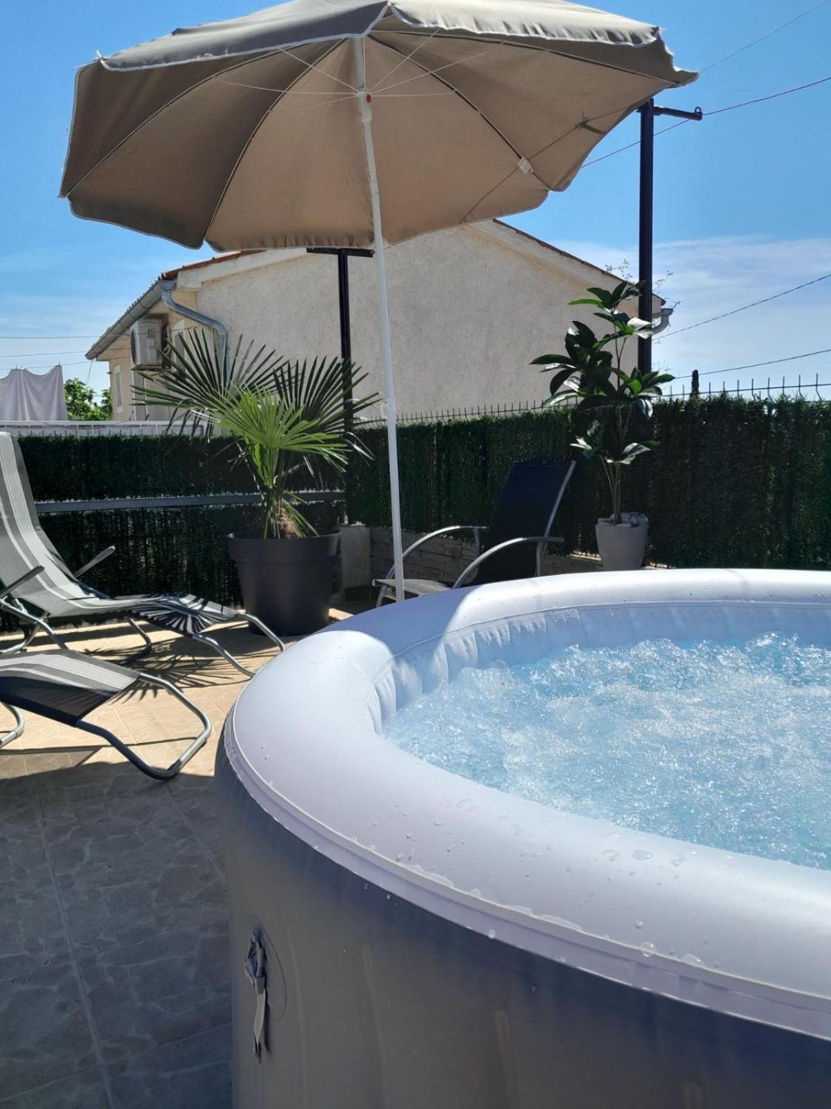 Apartment Mila With Jacuzzi Spa Pula Eksteriør billede